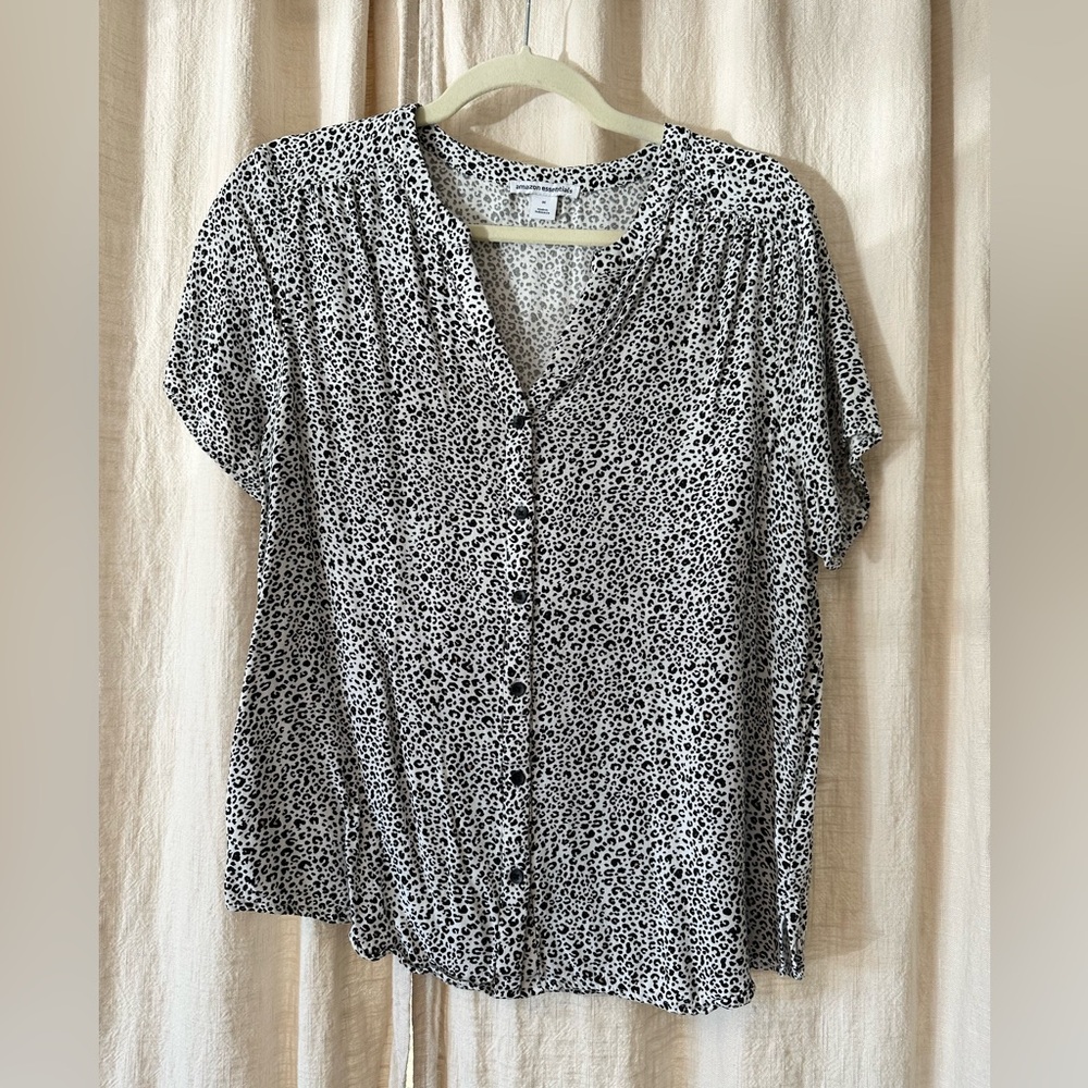 Amazon Essentials Black and White Cheetah Button Down Shirt - Size Medium